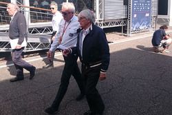 Charlie Whiting y Bernie Ecclestone en el paddock