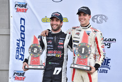 Переможець гонки Сантяьго Уррутіа, Schmidt Peterson Motorsports, друге місце - Андре Неграо, Schmidt