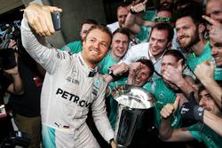 Победитель - Нико Росберг, Mercedes AMG F1 Team празднует с командой