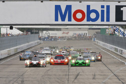 Старт: #60 Michael Shank Racing і Curb/Agajanian Ligier JS P2 Honda: Джон П'ю, Освальдо Негрі, Олів'