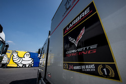 Michelin y Larbre Competition trailer en el paddock