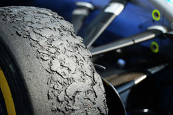 Neumáticos Pirelli en un híbrido de Mercedes AMG F1 W07