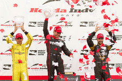 Podium: race winner Will Power, Team Penske Chevrolet, second place Helio Castroneves, Team Penske Chevrolet, third place James Hinchcliffe, Schmidt Peterson Motorsports Honda