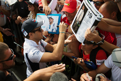 Felipe Massa, Williams firma de autógrafos para los fans