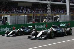 Híbrido de Mercedes AMG F1 W07, Lewis Hamilton y Nico Rosberg, Mercedes AMG F1 W07 híbrido en el ini