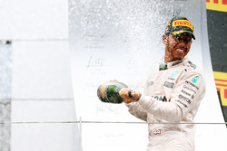 Переможець гонки Льюїс Хемілтон, Mercedes AMG F1 святкує на подіумі