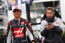 Esteban Gutierrez, Haas F1 Team con Sarah Dryhurst, Haas F1 Team Oficina de prensa
