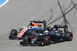 Jenson Button, McLaren MP4-31 e Rio Haryanto, Manor Racing MRT05 lottano per la posizione