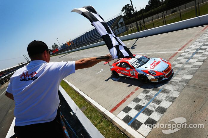 Lico Kaesemodel venceu as duas provas da Porsche Cup em Curitiba e garantiu matematicamente o título da categoria; Daniel Paludo venceu na Challenge