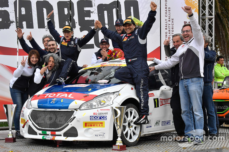 Carlo Leoni, Responsabile Comunicazione Peugeot Sport festeggia con Paolo Andreucci, Anna Andreussi e il team Peugeot Sport Italia