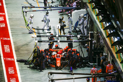 Stoffel Vandoorne, McLaren MCL32, ai box