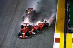 Des étincelles volent alors que Kimi Raikkonen, Ferrari SF70H touche Max Verstappen, Red Bull Racing RB13 et Sebastian Vettel, Ferrari SF70H
