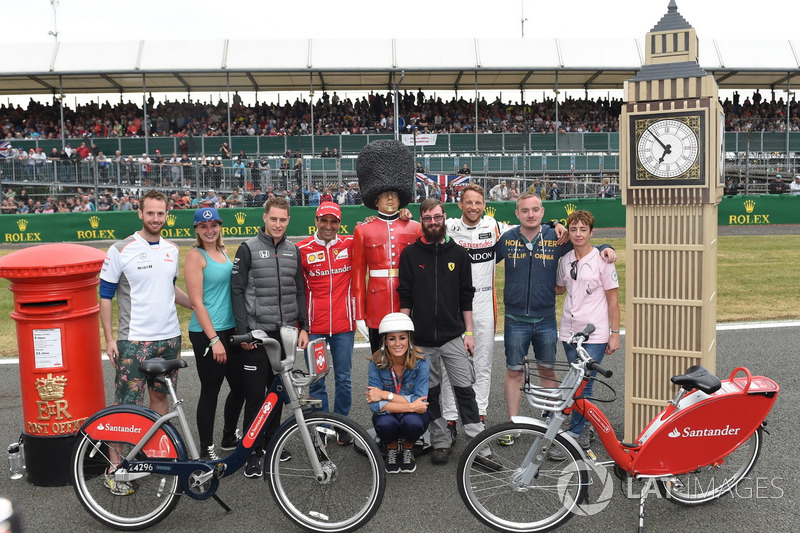 Stoffel Vandoorne, McLaren, Marc Gene, Ferrari-Testfahrer, Jenson Button, McLaren, Natalie Pinkham, 