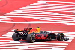 Max Verstappen, Red Bull Racing RB13, con la suspensión rota