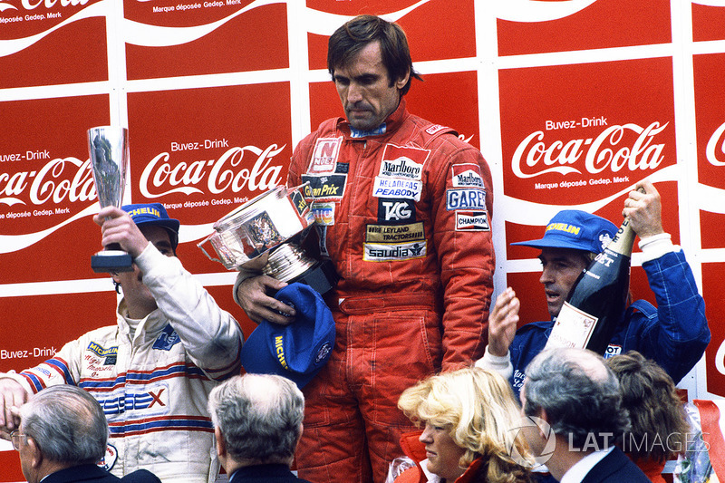 Podio: ganador de la carrera Carlos Reutemann, Williams, segundo lugar Jacques Laffite, Talbot Ligier Matra, tercer lugar Nigel Mansell, Team Lotus