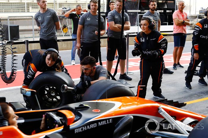 El equipo McLaren organiza una parada en boxes femenino