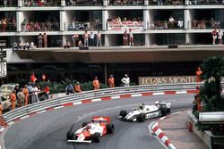 John Watson, McLaren MP4/1B-Ford Cosworth lidera a Derek Daly,  Williams FW08 Ford