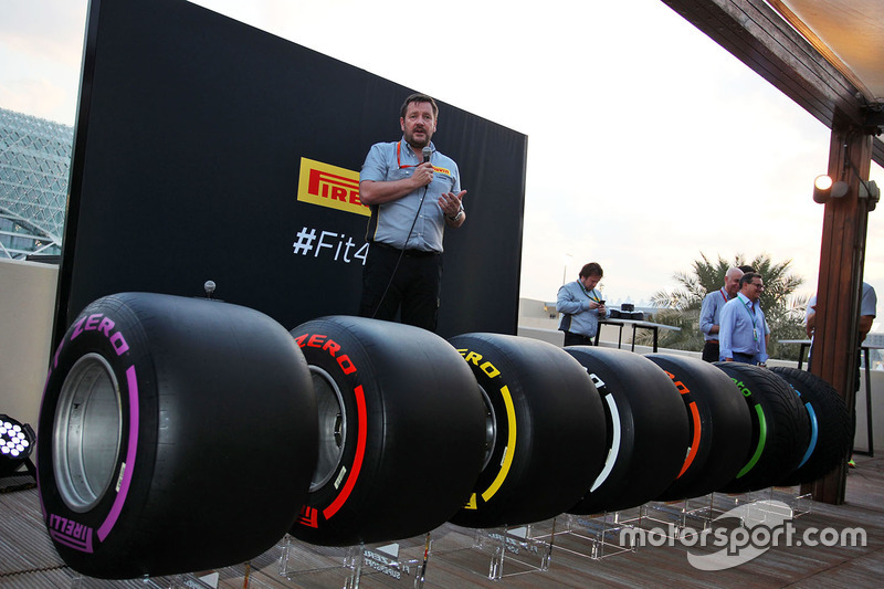 Paul Hembery, director de Pirelli Motorsport, con los neumáticos de F1 2017