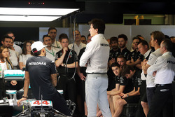 Lewis Hamilton, Mercedes AMG F1; Toto Wolff, directeur exécutif Mercedes AMG; Paddy Lowe, Mercedes AMG F1 directeur exécutif technique; et Nico Rosberg, Mercedes AMG F1; lors d'une réunion
