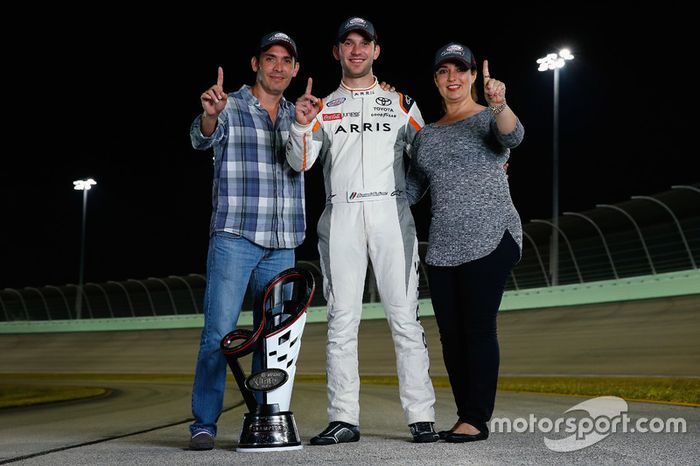 Campeón 2016 Daniel Suarez, Joe Gibbs Racing Toyota y sus padres Rosaline Garza y Alejandro Suárez