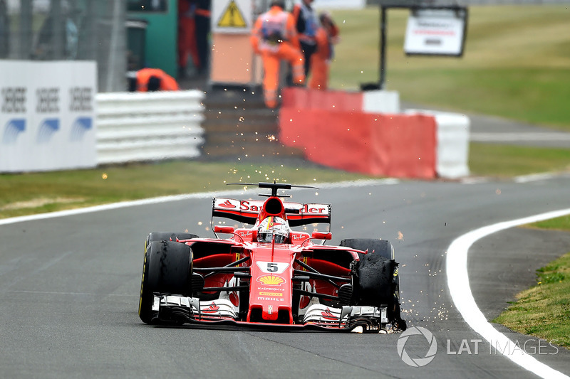 Sebastian Vettel, Ferrari SF70H, neumático delantero destrozado