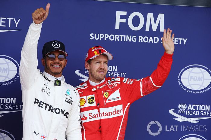 Ganador de la pole Hamilton, Mercedes AMG F1, Sebastian Vettel, Ferrari