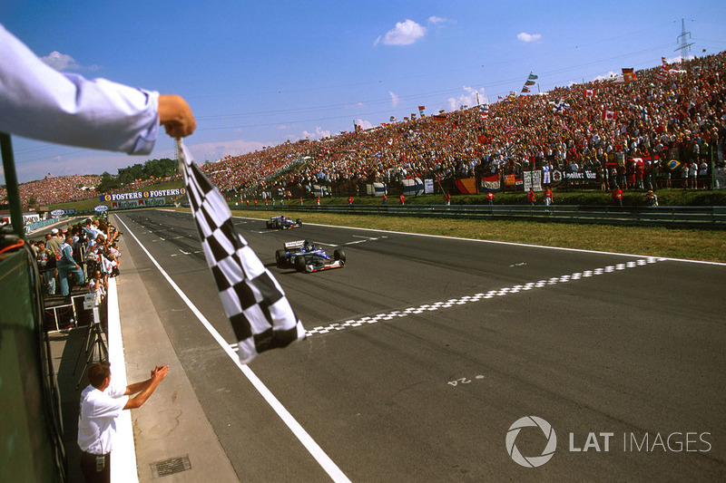 Damon Hill, Arrows A18 Yamaha sous le drapeau à damier