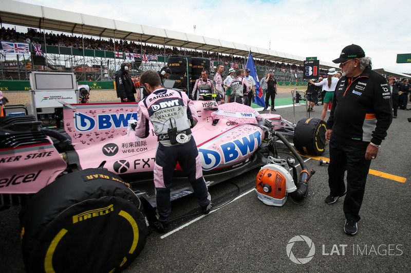 Власник Force India Віджей Маллья біля боліда Естебана Окона