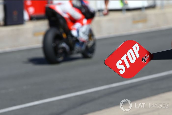 Paleta de alto para intercambio de moto en Pit lane