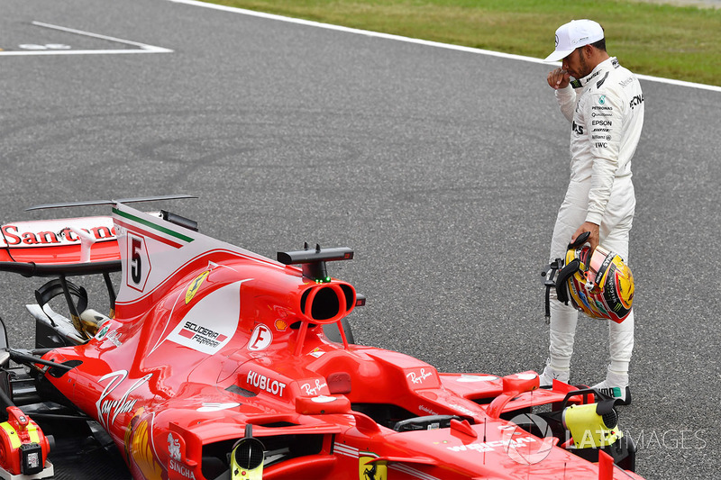 Lewis Hamilton, Mercedes AMG F1 kijkt naar de Ferrari SF70H in parc ferme