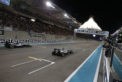 Финиш гонки: Льюис Хэмилтон, Mercedes AMG F1 W07 Hybrid, и Нико Росберг, Mercedes AMG F1 W07 Hybrid