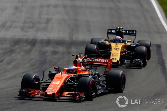 Stoffel Vandoorne, McLaren MCL32, Jolyon Palmer, Renault Sport F1 Team RS17
