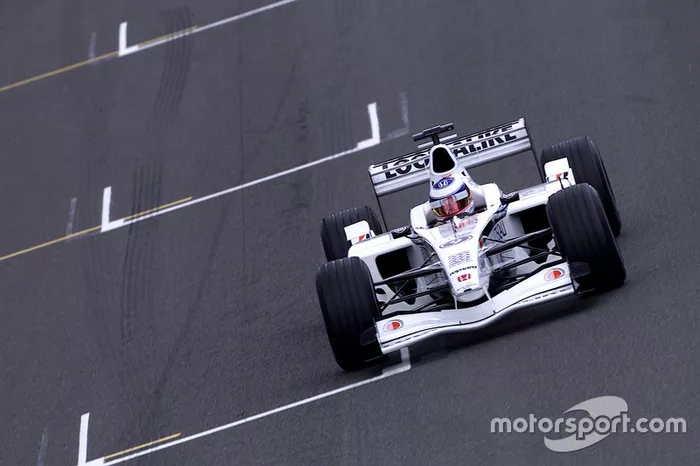 BAR en el Gran Premio de Gran Bretaña de 2001: en lugar de Lucky Strike, las palabras 'Look Alike' aparecieron de nuevo en el coche  del equipo
