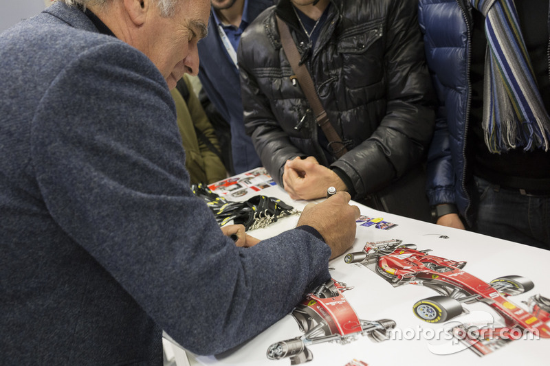Giorgio Piola membubuhkan tanda tangan untuk fans F1