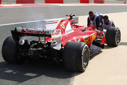 La voiture de Kimi Raikkonen, Ferrari SF70H, après sin immobilisation en piste