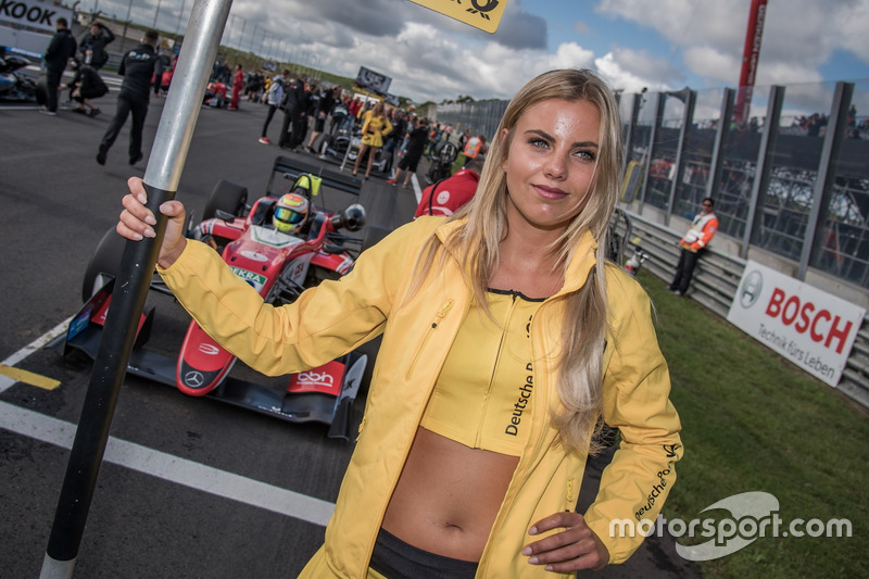 Grid girl, Callum Ilott, Prema Powerteam, Dallara F317 - Mercedes-Benz