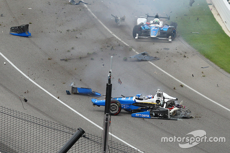 Scott Dixon, Chip Ganassi Racing Honda, Jay Howard, Schmidt Peterson Motorsports Honda, büyük kaza