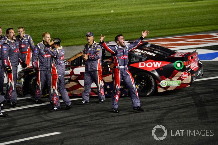 Por falar em surpresas, Austin Dillon acertou na tática de combustível e venceu pela primeira vez na categoria, recolocando o carro #3 no Victory Lane após 17 anos.