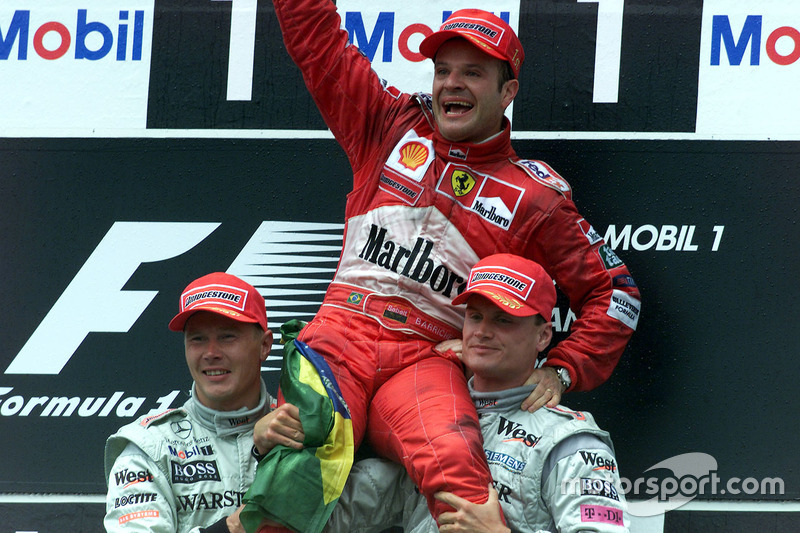 Podium: winnaar Rubens Barrichello, Ferrari, tweede Mika Hakkinen, McLaren Mercedes, derde David Cou