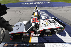 Ganador de la carrera Darrell Wallace Jr., MDM Motorsports Chevrolet