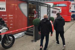 Jorge Lorenzo arrive au motorhome Ducati