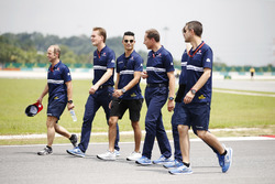 Pascal Wehrlein, Sauber, lors de la reconnaissance de piste avec Josef Leberer