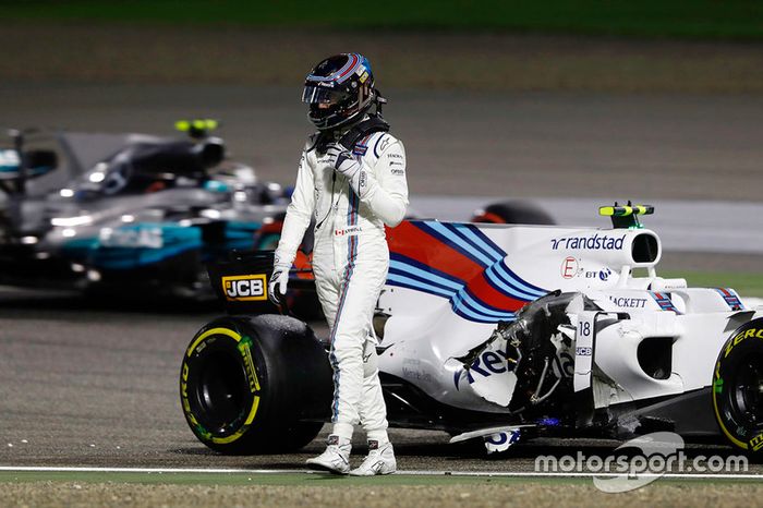 Lance Stroll, Williams FW40, se aleja de su coche después de que se estrelló, Valtteri Bottas, Mercedes AMG F1 W08, pasa en la pista