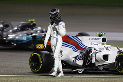 Lance Stroll, Williams FW40, loopt weg na zijn crash met Valtteri Bottas, Mercedes AMG F1 W08, op de