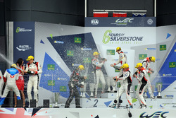 Podium LMP2 : les vainqueurs #38 DC Racing Oreca 07 Gibson: Ho-Pin Tung, Oliver Jarvis, Thomas Laurent, les deuxièmes, #31 Vaillante Rebellion Racing Oreca 07 Gibson: Julien Canal, Bruno Senna, Nicolas Prost, les troisièmes, #28 TDS Racing Oreca 07 Gibson: François Perrodo, Matthieu Vaxivière, Emmanuel Collard