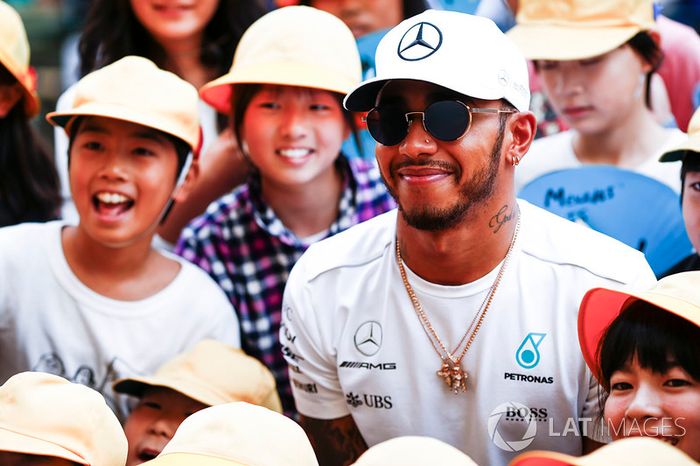 Lewis Hamilton, Mercedes AMG F1 con fans