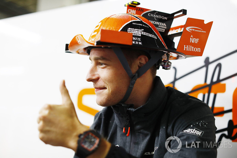 Stoffel Vandoorne, McLaren, dengan topi unk