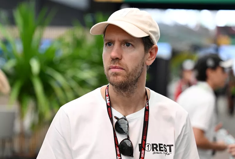 Sebastian Vettel arrive dans le paddock