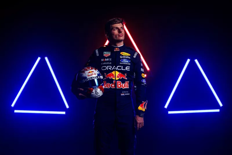 Max Verstappen présente son casque 2026 arborant son nouveau numéro