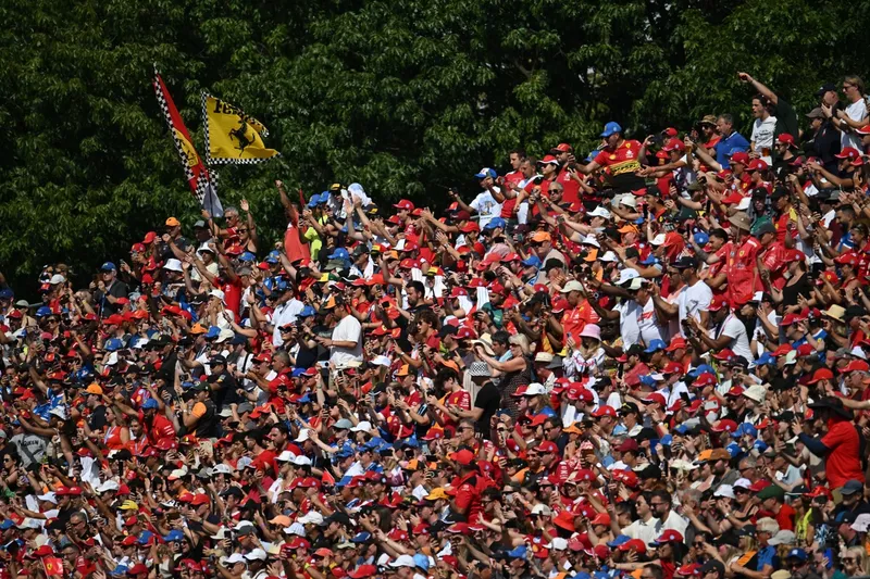 Des fans remplissent une tribune de rouge pour soutenir Ferrari lors du Grand Prix de F1 d'Italie.